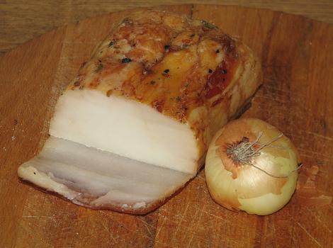 Lašiniai with an onion